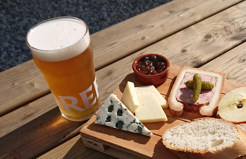 Food & Drinks 3, Le Black Dog Pub - Chambre d'hotes avec Bar Restaurant, Morbihan