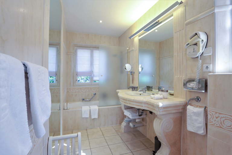 Bathroom 5, Hôtel Villa Les Rosiers, Var