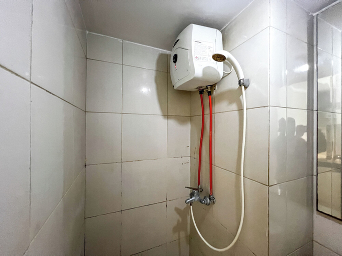 Bathroom 3, Modern And Tidy 2Br At Tanglin Supermall Mansion Apartment, Surabaya