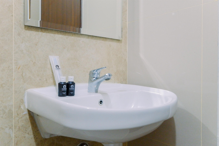Bathroom 3, Great Location And Comfy 2Br Transpark Cibubur Apartment, Depok