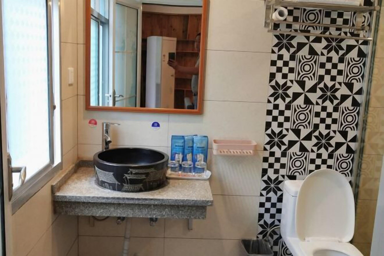 Bathroom 3, Zhangjiajie YiShang Inn, Zhangjiajie