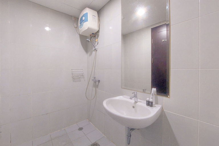 Bathroom, Comfy And Well Furnished Studio Casa De Parco Apartment, Tangerang