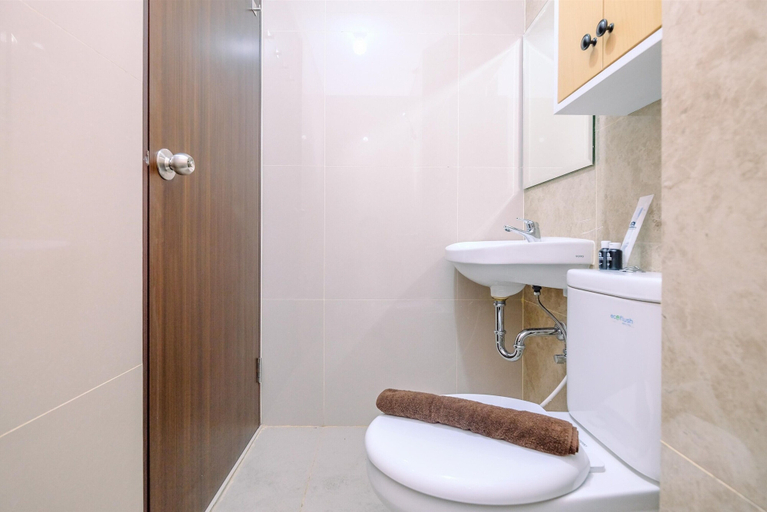 Bathroom 3, Nice And Relaxing Studio At Transpark Cibubur Apartment, Depok