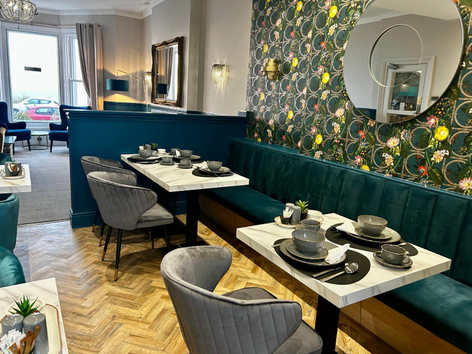 Food & Drinks 4, Hotel No5, Beachfront with Free Private Car Park, Conwy