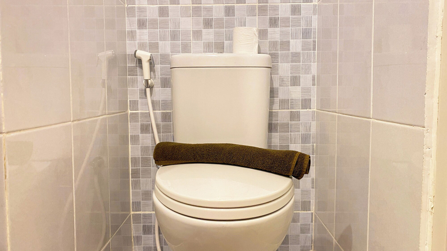 Bathroom 3, Restful And Warm Studio Tokyo Riverside Pik 2 Apartment, Tangerang
