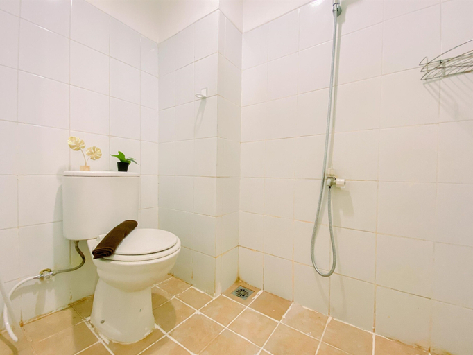Bathroom 3, Minimalist Studio At Gunung Putri Square Apartment, Bogor