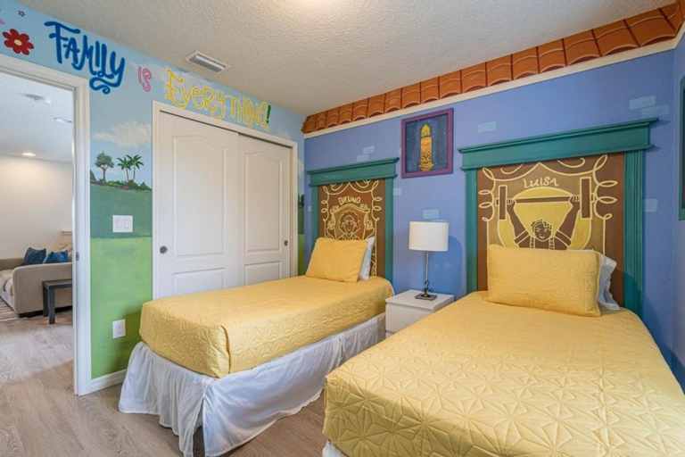2, Spacious 5-Bedroom Family Townhome - Disney Magic, Osceola