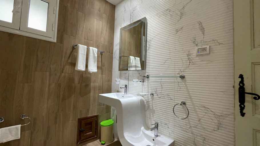 Bathroom 4, Menzel Yahia, Houmt Souk