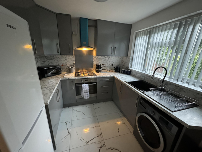 Private kitchen 2, 3 Bed-sleeps 5- Garden-pets-parking, Wolverhampton