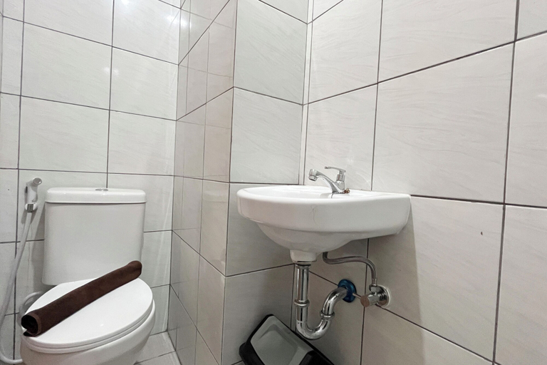 Bathroom, Clean Studio (No Kitchen) Bandaraya - Tallasa City Makassar Apartment, Makassar