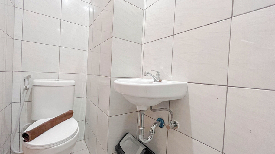 Bathroom 4, Good Studio (No Kitchen) Apartment Bandaraya - Tallasa City Makassar, Makassar