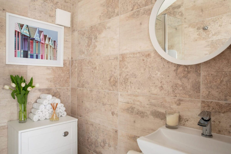 Bathroom 4, Luxury Seafront Family Home - Indoor Pool, West Sussex