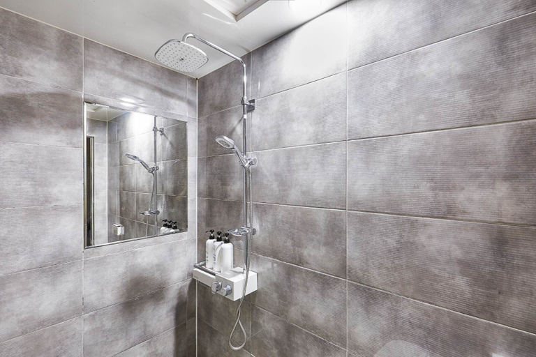 Bathroom 5, Paradise Hotel, Icheon