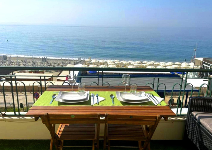 Others 5, VISTA MARE SAVONA "Posto auto e ombrellone con due sdraio compreso", Savona