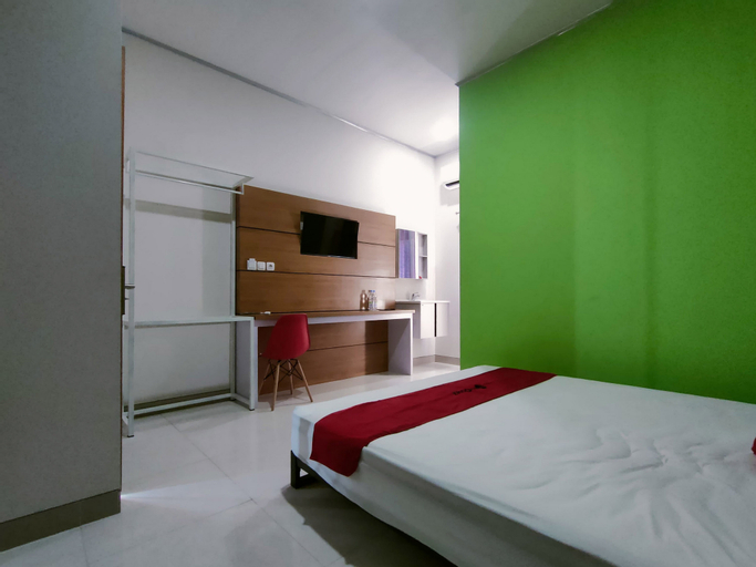 RedDoorz @ Araya House Ngawi - Tap to explore photos