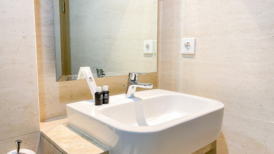 Bathroom 4, Warm and Cozy Studio Apartment at Gold Coast By Travelio, North Jakarta