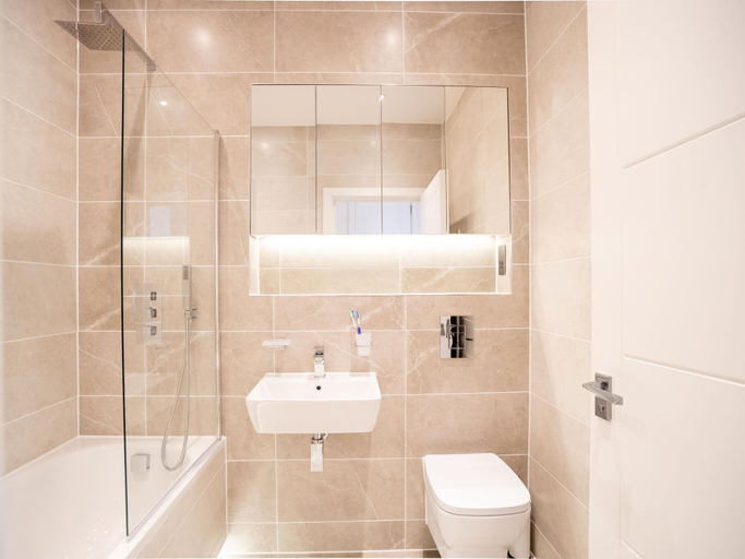 Bathroom, One Bed Near Windsor Castle by Belvilla, Slough