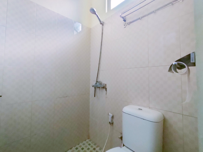 Bathroom 4, Djati Homestay RedPartner near Gor Djarum Kudus, Kudus