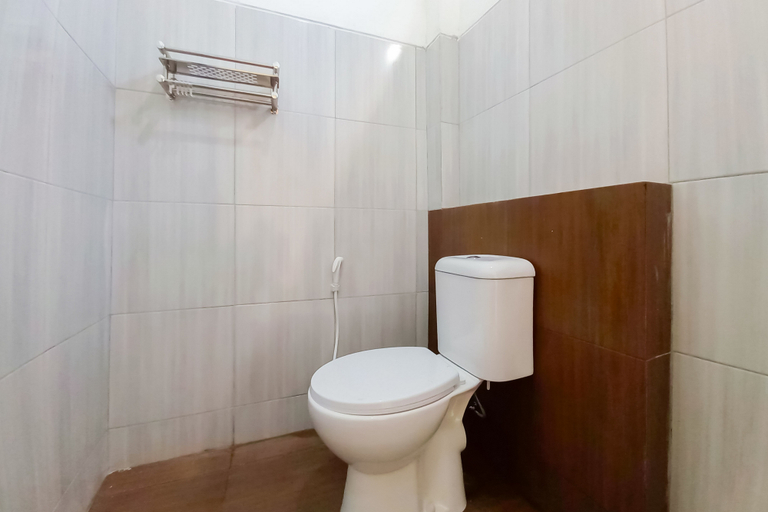 Bathroom 3, RedDoorz Syariah near Jamtos Lorong Hamba, Jambi