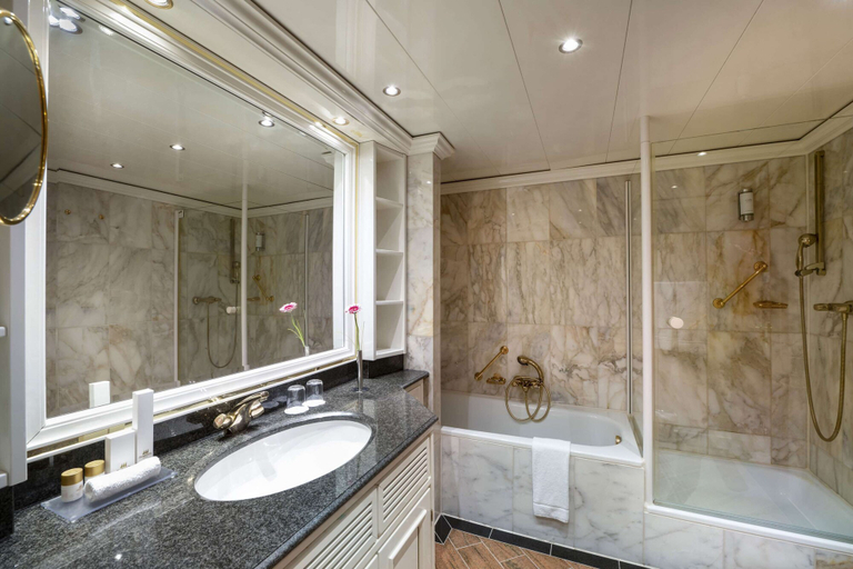 Bathroom 5, Maritim Hotel Stuttgart, Stuttgart
