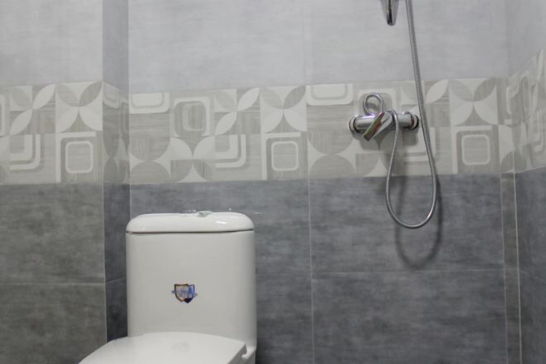 Bathroom, Xuanwei Yuantong Hotel, Qujing