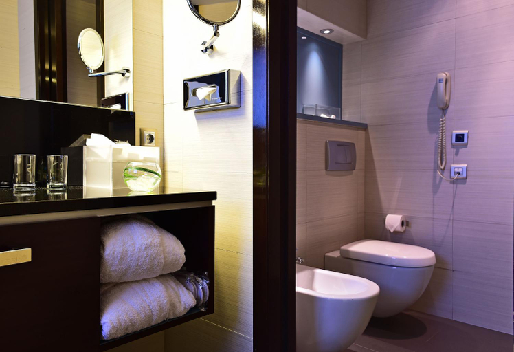 Bathroom 4, Pestana Arena Barcelona, Barcelona