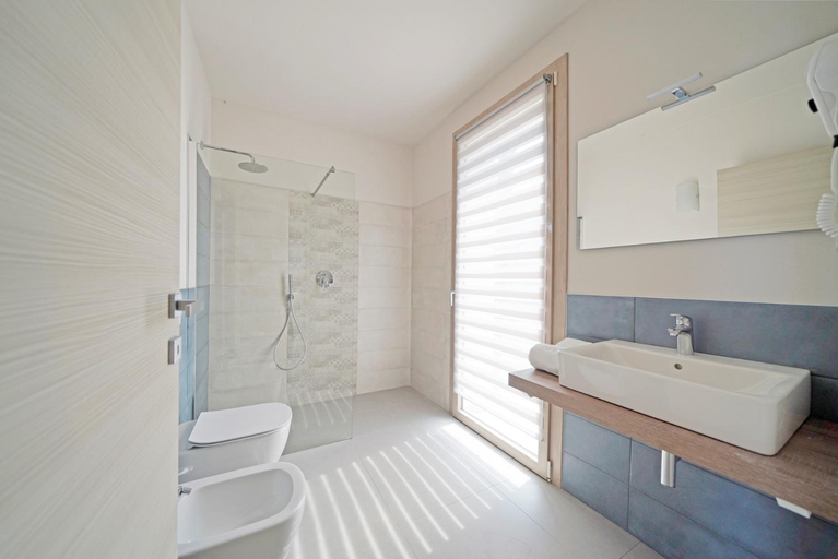 Bathroom, Gardaliva Blue Studio 3, Brescia