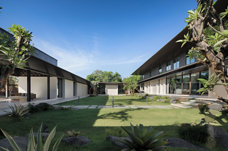 Exterior 3