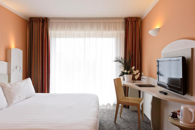 Bedroom 4, Best Western Astoria, Alpes-Maritimes