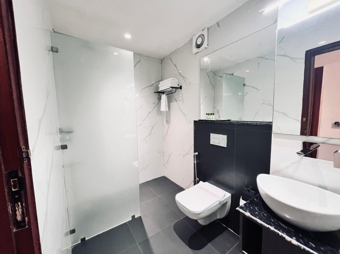 Bathroom 16