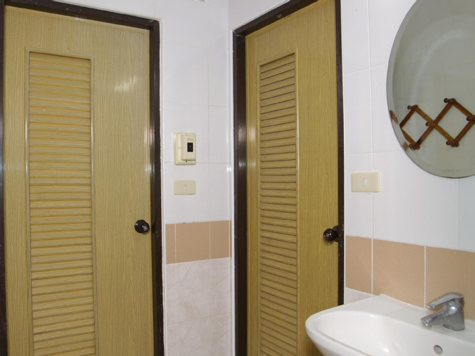 Bathroom 13
