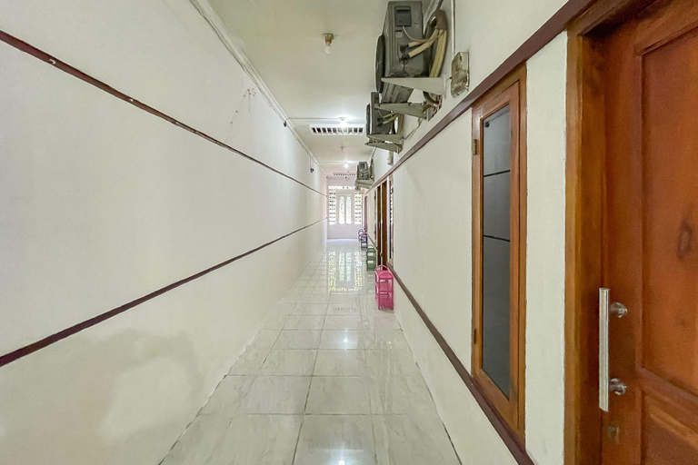 Public Area 3, RedDoorz near Karawang Central Plaza, Karawang