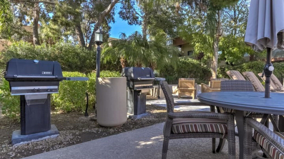 Food & Drinks, Stylish Old Town 2 Bdrm Ground Floor Condo, Maricopa