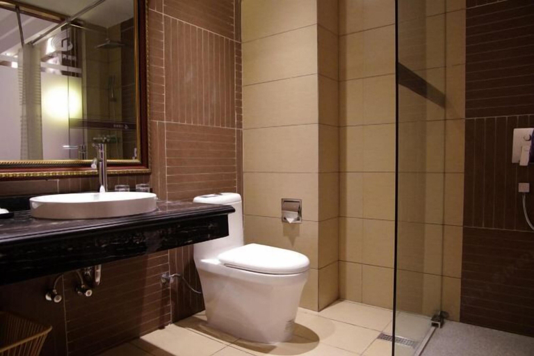 Bathroom 4, Biancheng Hotel, Dehong Dai and Jingpo