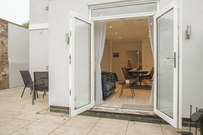 Others 5, Stunning 2 BD with Patio & Free Parking, Gloucestershire
