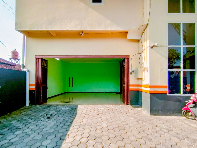 Exterior & Views 2, Djati Homestay RedPartner near Gor Djarum Kudus, Kudus