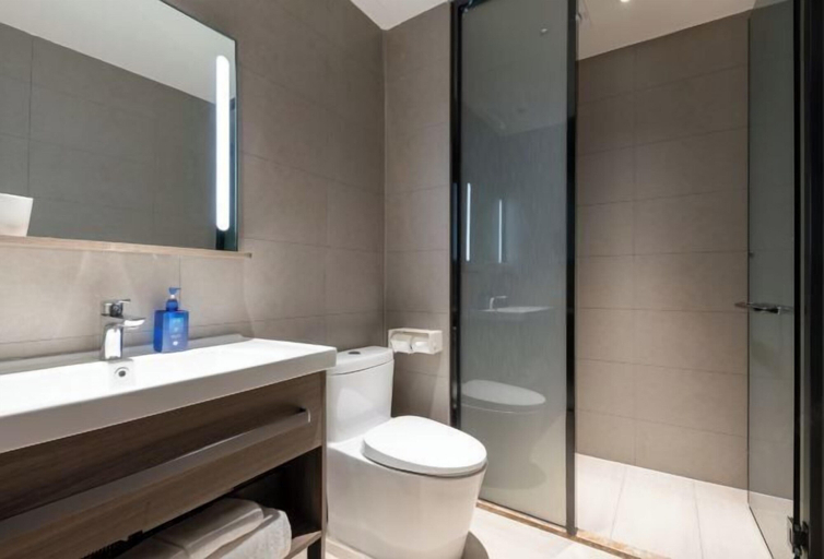 Bathroom 5, HanTing Hotel (Beijing Beiqijia Future Technology City), Beijing