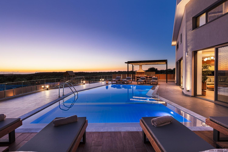 Sport & Beauty 2, TreeTop Villa I, Private Pool, BBQ & Playground, By ThinkVilla, Crete