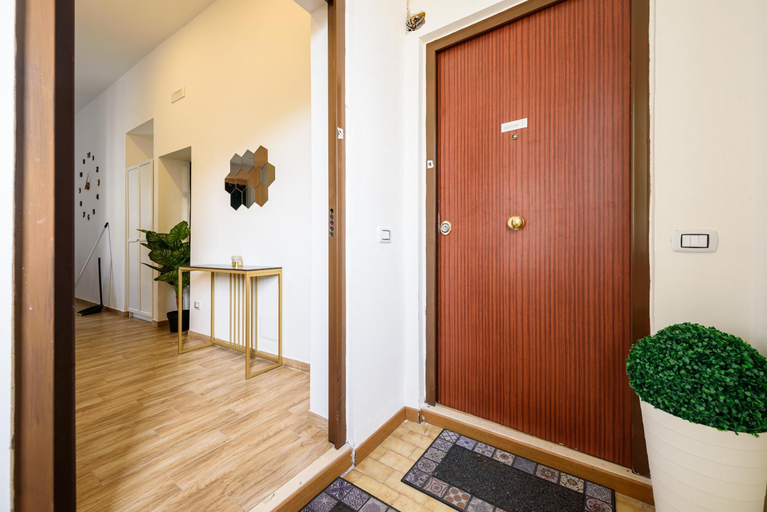 Others 3, Luxury Apartment in Central City, Napoli