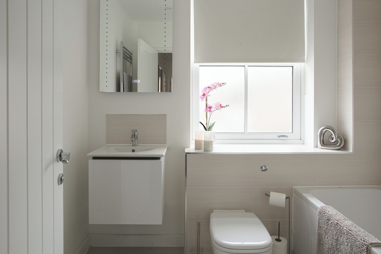 Bathroom 3, Stunning 2 BD with Patio & Free Parking, Gloucestershire