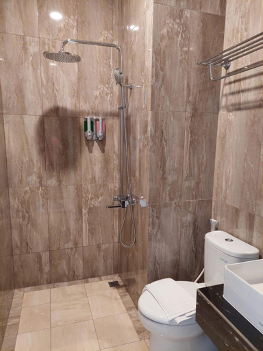 Bathroom 13
