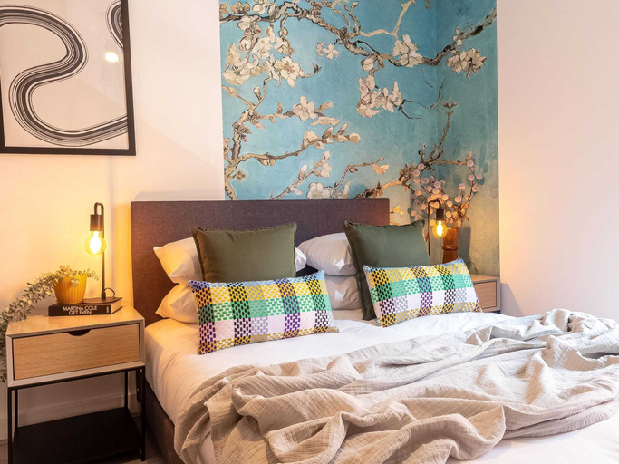 Room 2, One Bed Apartment Gem Steps to City by Belvilla, Birmingham