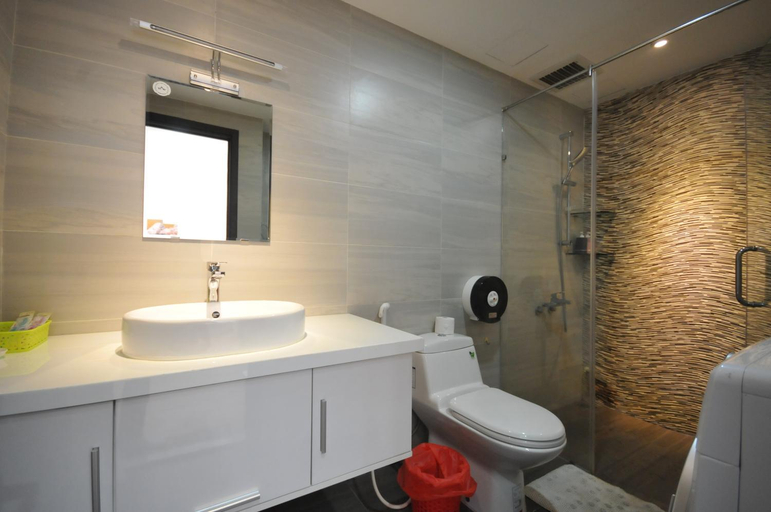 Bathroom 4, Sunrise City - 5*, District 7