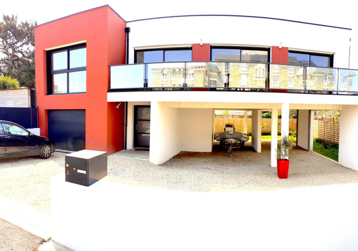 Exterior & Views