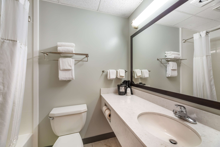 Bathroom 4, Best Western Port Clinton, Ottawa