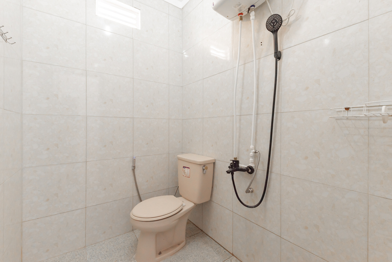 Bathroom 3, RedDoorz @ Kedawung Aurel Cirebon, Cirebon