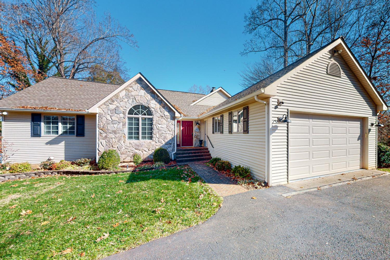 The Lake House on Sunset Point, Bedford