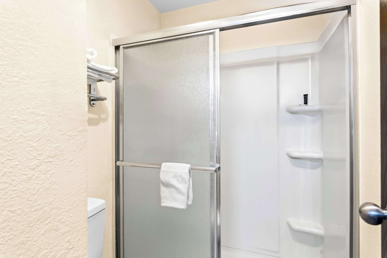 Bathroom 4, Americas Best Value Inn McMinnville, Warren