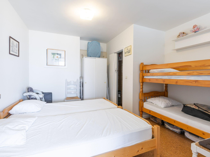 Others 2, Apartment with sea view and shared pool, West-Vlaanderen
