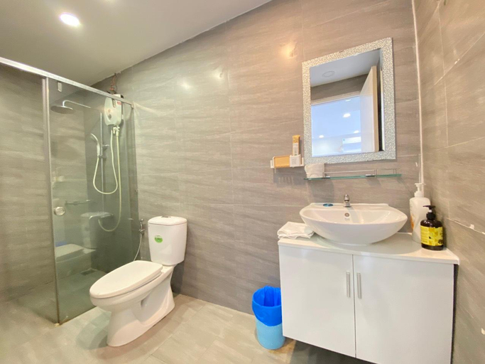 Bathroom 4, Sunrise City - 5*, District 7